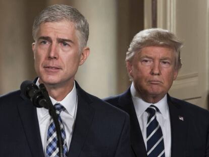 Neil Gorsuch junto a Donald Trump tras haber sido elegido candidato a juez del Tribunal Supremo.