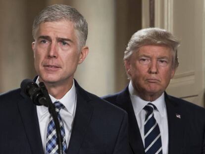 Neil Gorsuch junto a Donald Trump tras haber sido elegido candidato a juez del Tribunal Supremo.
