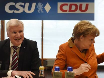 Los líderes de la CSU, Seehofer, y de la CDU, Merkel.