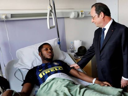 El presidente François Hollande visita a la presunta víctima de violación por parte de unos agentes en el hospital de Aulnay-sous-Bois, en la periferia de París.