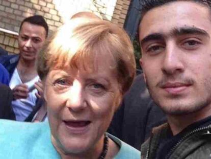 El 'selfie' que se hizo Anas Modamani con la canciller alemana, Angela Merkel, que dio la vuelta al mundo. Imagen cedida por él mismo. Vídeo: septiembre de 2015 (Atlas)