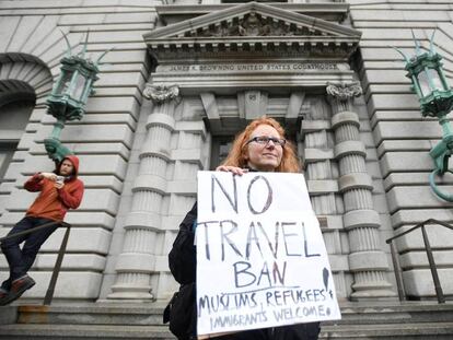 Una mujer protesta contra Trump frente a la Corte de Apelaciones de San Francisco.