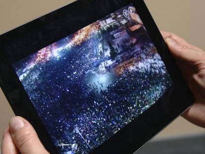 Irina Sintimbreu mira en un iPad un vídeo de las protestas en Bucarest, este jueves en Madrid.
