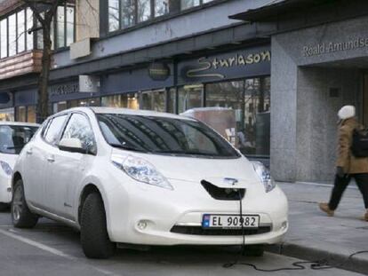 Una estación de recarga de coches eléctricos en una calle del centro de Oslo.