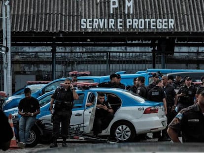 Decenas de mujeres de policías de Río impiden patrullar a sus maridos en forma de protesta