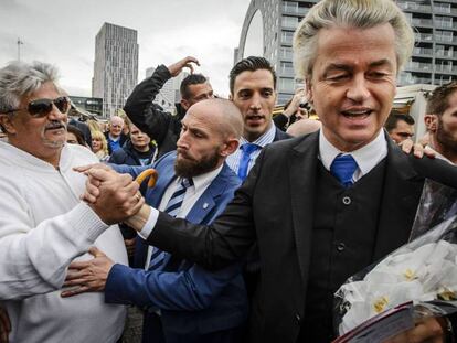 Wilders, candidato del Partido de la Libertad, durante una protesta contra refugiados en Rotterdam, en noviembre de 2015. En vídeo, Wilders compara el Islam con el nazismo.