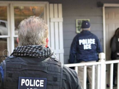 Agentes de ICE durante las redadas de la semana pasada, en Atlanta. En vídeo, la explicación de la ley DACA.