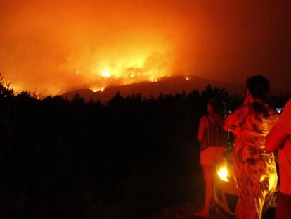 Habitantes de Bio Bio (Chile) observan un incendio, el pasado 22 de enero.