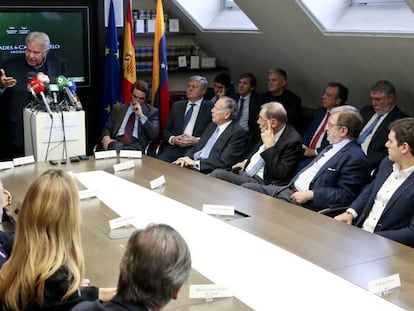 Felipe González (tras el atril), hoy en un acto por la libertad de los presos políticos venezolanos en Madrid. A su izquierda, en primera fila, José María Aznar, Leopoldo López Gil (padre de Leopoldo López), José María Álvarez del Manzano, Javier Solana, Juan Luis Cebrián y Albert Rivera. En el vídeo, sus declaraciones.