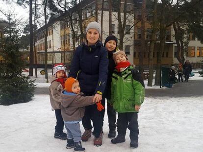 Dagmara Wojdak y sus cuatro hijos en Jozefow, el pueblo en el que viven.