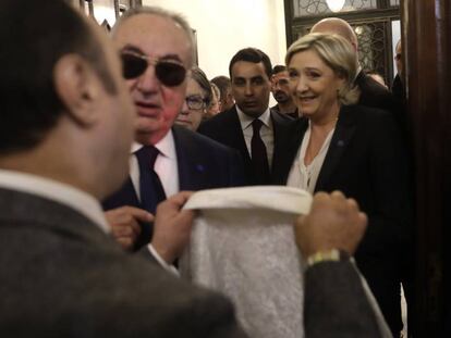 Le Pen se niega a coger el velo en Líbano.