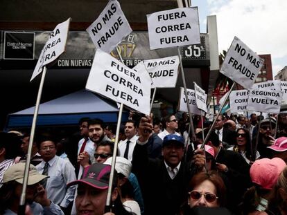 Ecuatorianos protestan frente al Consejo Nacional Electoral. En el vídeo, declaraciones del presidente del organismo.