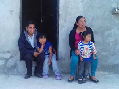 La indígena Teresa González junto a su familia en su casa de Querétaro