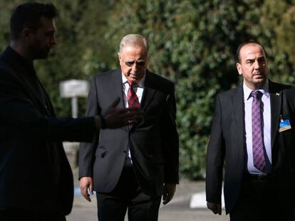 Nasr al-Hariri y Bassma Kodmani, de la coalición nacional siria que se opone a El Asad, este jueves en Ginebra.