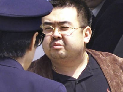 Kim Jong-nam, escoltado por la policía japonesa en el aeropuerto de Narita, en mayo de 2001.