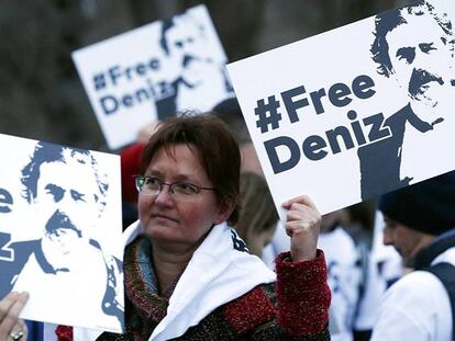 Manifestantes por la libertad del periodista Deniz Yücel frente a la embajada de Turquía en Berlín. En vídeo, los ataques a la libertad de expresión del régimen turco.