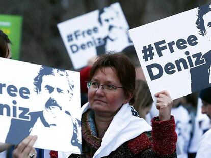 Manifestantes por la libertad del periodista Deniz Yücel frente a la embajada de Turquía en Berlín. En vídeo, los ataques a la libertad de expresión del régimen turco.
