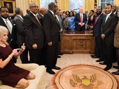 La asesora Kellyanne Conway, en el sillón, en presencia de los decanos afroamericanos. En vídeo, todas las polémicas de Conway.
