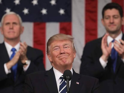El presidente Trump sonríe en presencia de su vicepresidente Mike Pence y el portavoz de la Cámara de Representantes Paul Ryan.