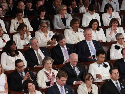 Congresistas demócratas vestidas de blanco durante el discurso de Trump.