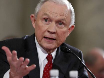 Jeff Sessions en una de sus comparecencias en el Senado. En vídeo, Sessions niega haber hablado con los rusos en campaña y los demócratas exigen su dimisión.