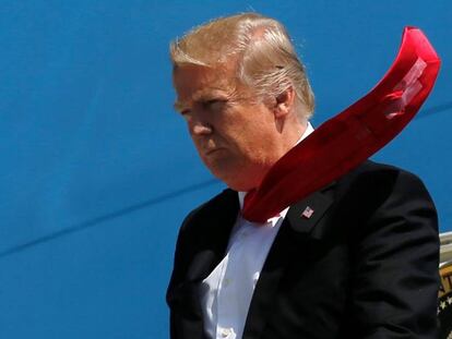 Dos cintas adhesivas sujetan ambos cabos de la corbata del presidente.