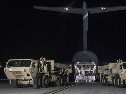 Piezas militares para el escudo antimisiles llegan a Corea del Sur, este lunes.