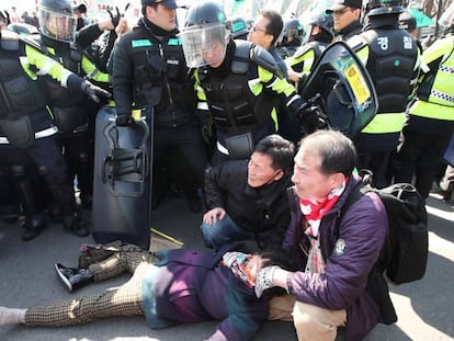 Manifestantes cercados por policiais durante protesto nesta sexta-feira em Seul.