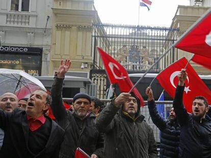 Partidarios de Erdogan protestan frente al consulado holandés en Estambul.