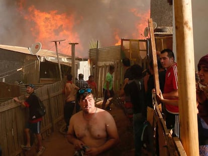 Residentes en un suburbio de Viña del Mar, con el incendio al fondo.