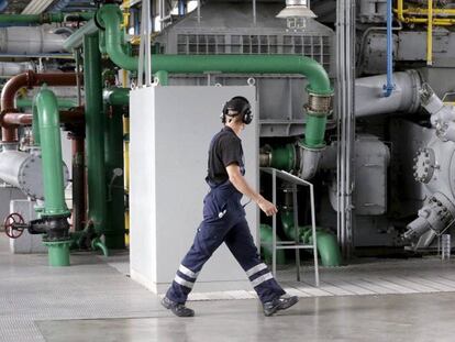 Un operario trabaja en la única planta de gas de los bálticos, en Incukalns (Letonia). INTS KALNINS (REUTERS / Cordon Press) | EPV