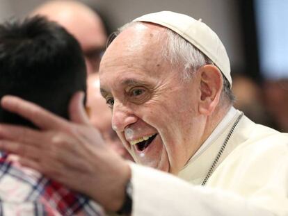 El papa Francisco en Santa Magdalena de Cardossa, en Roma, el domingo. En vídeo, cuatro años del Papa en cuatro momentos.