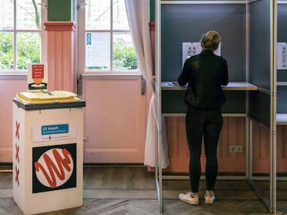 Una votante rellena su papeleta en un colegio electoral durante las elecciones parlamentarias en Amsterdam (Holanda).