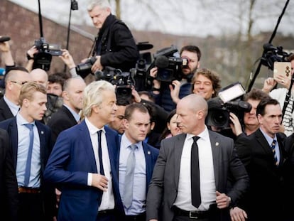 El líder del ultraderechista Partido de la Libertad, Geert Wilders rodeado de su equipo de seguridad, tras ejercer su derecho al voto.