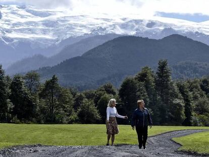 Kris Tompkins (izquierda) y la presidenta de Chile, Michele Bachelet, el día de la entrega de 400.000 hectáreas de tierras de la Fundación Tompkins a Chile.