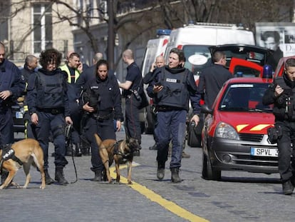 Despliegue policial ante la sede del FMI en París.