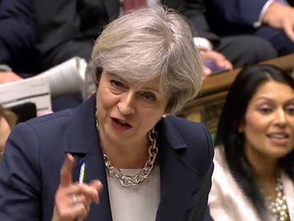 Theresa May después de su intervención en la Cámara de los Comunes este martes. En vídeo, declaraciones de la primera ministra.
