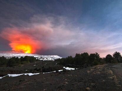 El Etna expulsa lava este jueves por un cráter abierto en la cara suroeste.
