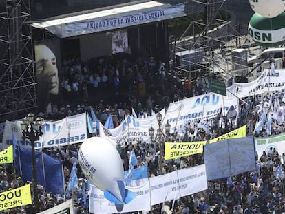 Acto de la CGT frente al Congreso Nacional en Buenos Aires.