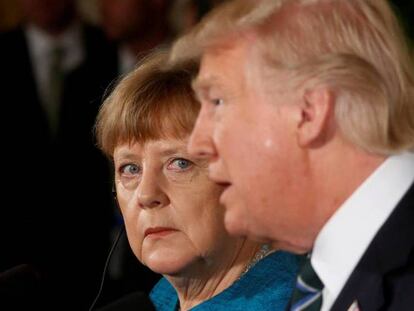FOTO: La canciller Angela Merkel, este viernes junto a Donald Trump en la Casa Blanca. / VÍDEO: El apretón de manos entre Trump y Merkel.