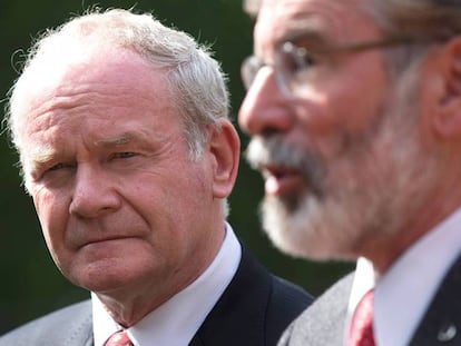 Martin McGuinness junto a Gerry Adams, en 2014.