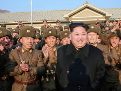 El líder norcoreano Kim Jong Un junto al Ejército.