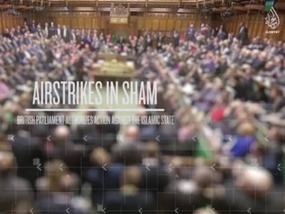 Fotograma de un vídeo propagandístico del ISIS en el que se muestra el Parlamento británico y la frase “Ataques en Siria. El Parlamento británico autoriza acciones contra el Estado Islámico”. En vídeo, los diputados británicos guardan un minuto de silencio este jueves en la cámara.