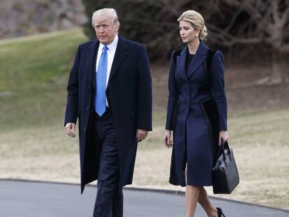 Ivanka Trump camina junto a su padre, el presidente Donald Trump, en los jardines de la Casa Blanca.