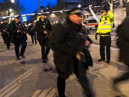 La policía, en el centro de Londres, esta noche.
