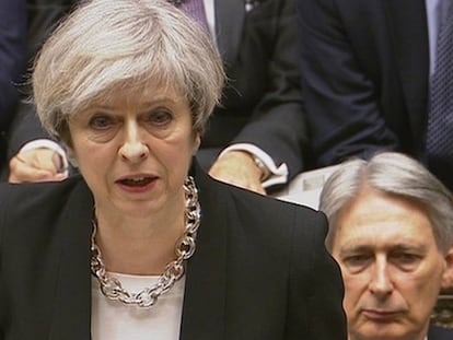 La primera ministra de Reino Unido, Theresa May, se dirige al Parlamento, este jueves en Londres