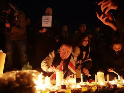 Gente enciende velas en la vigilia en recuerdo a las víctimas, este jueves