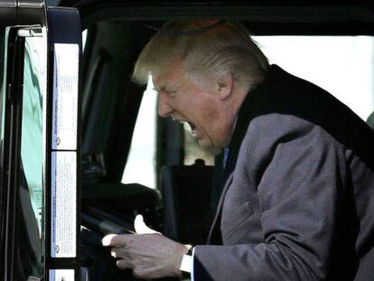 El presidente Donald Trump sentado al volante de un camión al atender su reunión con los representantes del transporte.