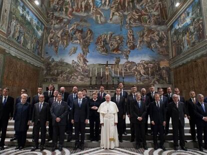 Foto de familia del Papa con los líderes de la UE, en la Capilla Sixtina, en Roma.