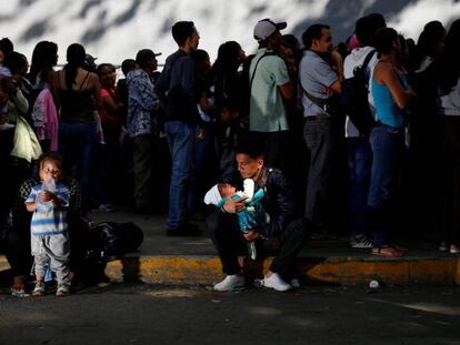 Fila en una tienda de comestibles en Caracas.